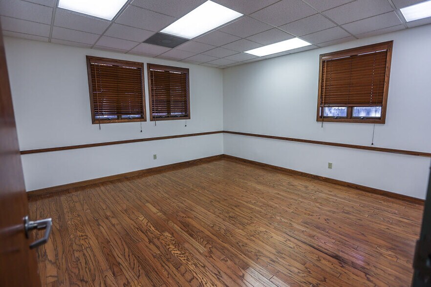 More Photos Of 1615 S Ingram Mill Rd, Springfield Office For Lease