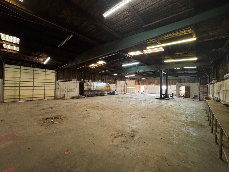 More Photos Of 28677 Amah Pkwy, Claremore Manufacturing For Lease