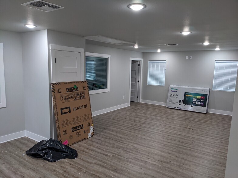 More Photos Of 105 Schumanns Beach Rd, New Braunfels Office For Lease