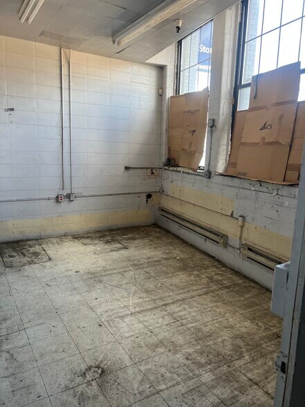 More Photos Of 425 Ferry St, Newark Self Storage For Lease