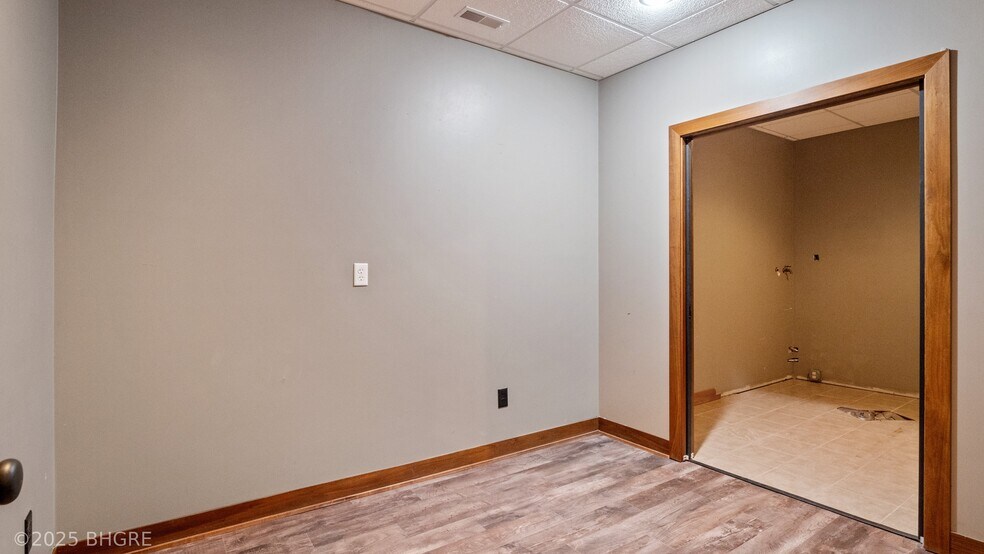 More Photos Of 202 S 9th St, Indianola Storefront For Sale