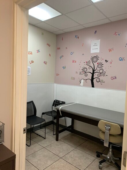 More Photos Of 5797 Washington Blvd, Culver City Showroom For Lease