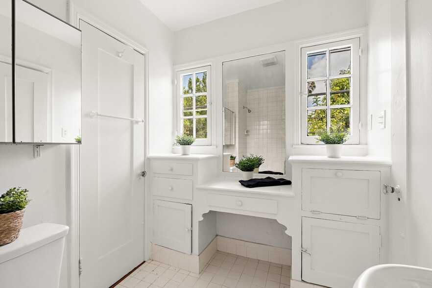 More Photos Of 1040 S Longwood Ave, Los Angeles Apartments For Sale