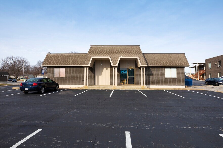 More Photos Of 3903-3913 S Lynn Ct, Independence Office For Sale