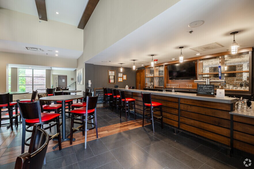 More Photos Of 900 W Lake Cook Rd, Buffalo Grove Hotel For Sale