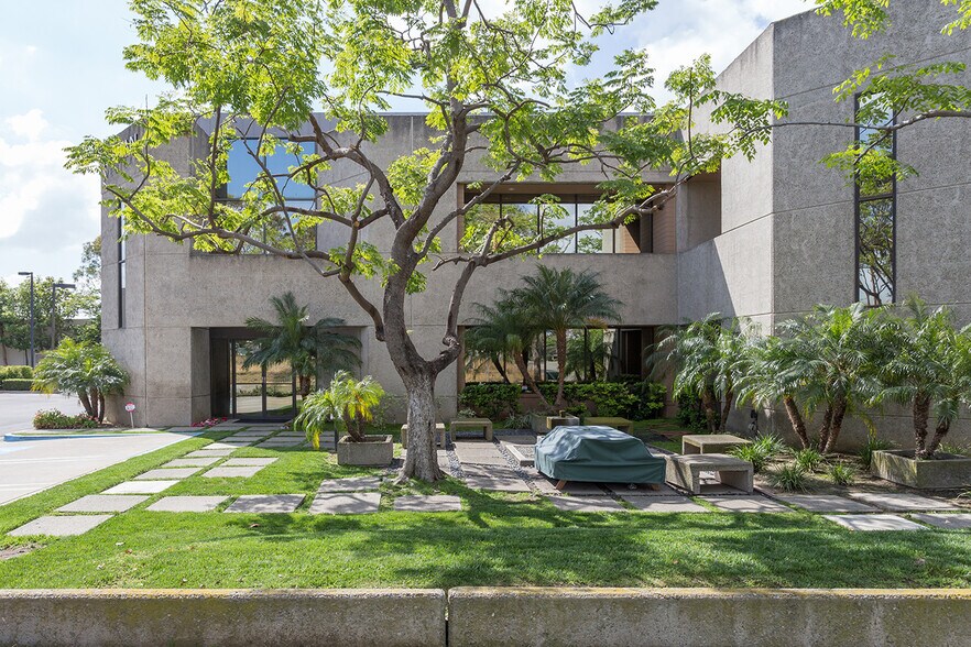 More Photos Of 15 Marconi, Irvine Light Distribution For Lease