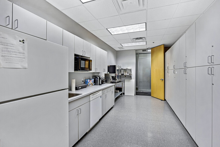 More Photos Of 7543 E Tierra Buena Ln, Scottsdale Distribution For Sale