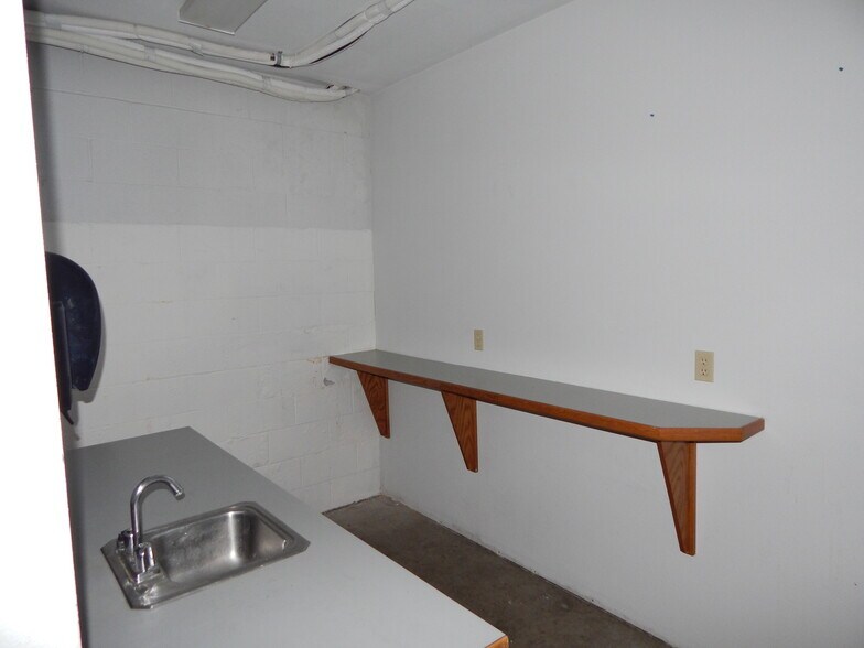 More Photos Of 330 NE Garden Valley Blvd, Roseburg Freestanding For Lease