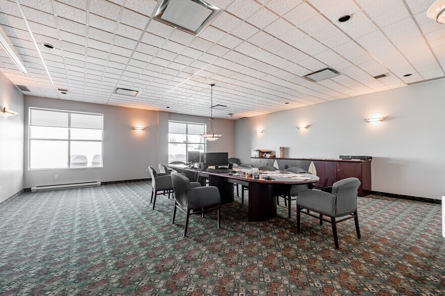 More Photos Of 500 Montée Labossière, Vaudreuil-dorion Service For Lease