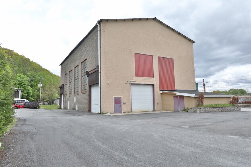 More Photos Of 126 E Dickerson St, Dover Warehouse For Lease