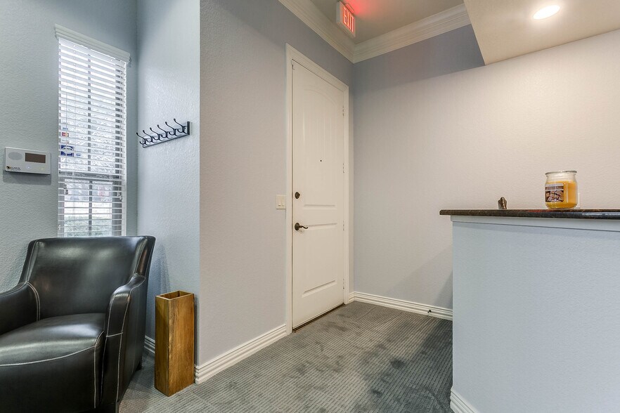 More Photos Of 7633 Bellaire Dr S, Fort Worth Medical For Sale