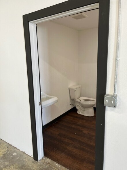 More Photos Of 805 NW 24th St, Moore Freestanding For Sale