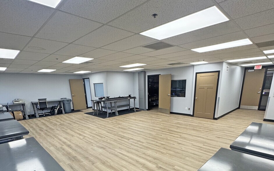 More Photos Of 27600 Northwestern Hwy, Southfield Office For Lease