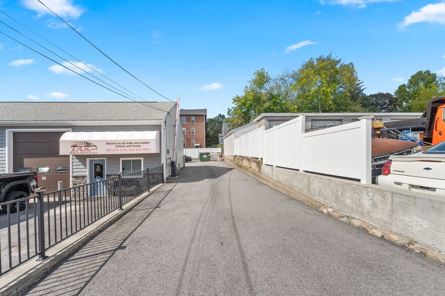 More Photos Of 25 Grand Ave, Cumberland Auto Repair For Lease
