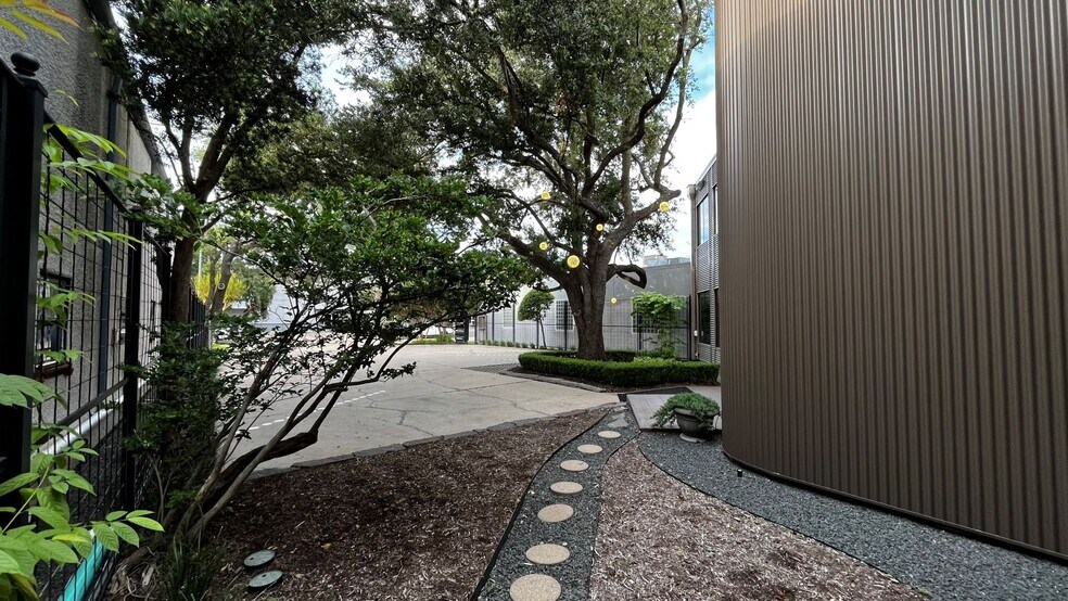 More Photos Of 2503 South Blvd, Houston Office For Sale