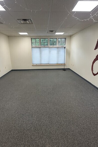 More Photos Of 11 Parkwood Dr, Augusta Office Residential For Lease