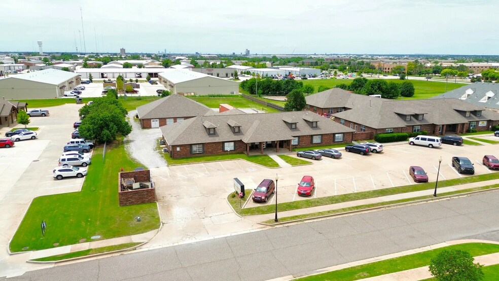 More Photos Of 700 W 18th St, Edmond Office For Lease