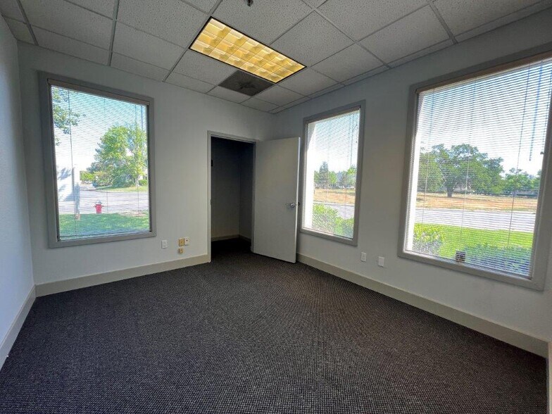 More Photos Of 415 Knollcrest Dr, Redding Office For Sale