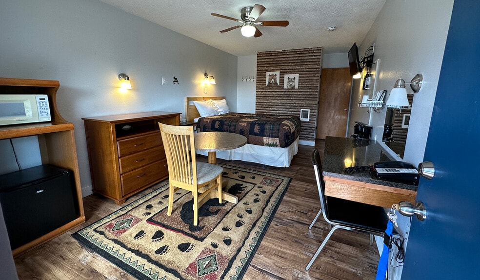 More Photos Of 787 N Central Blvd, Coquille Hotel For Sale