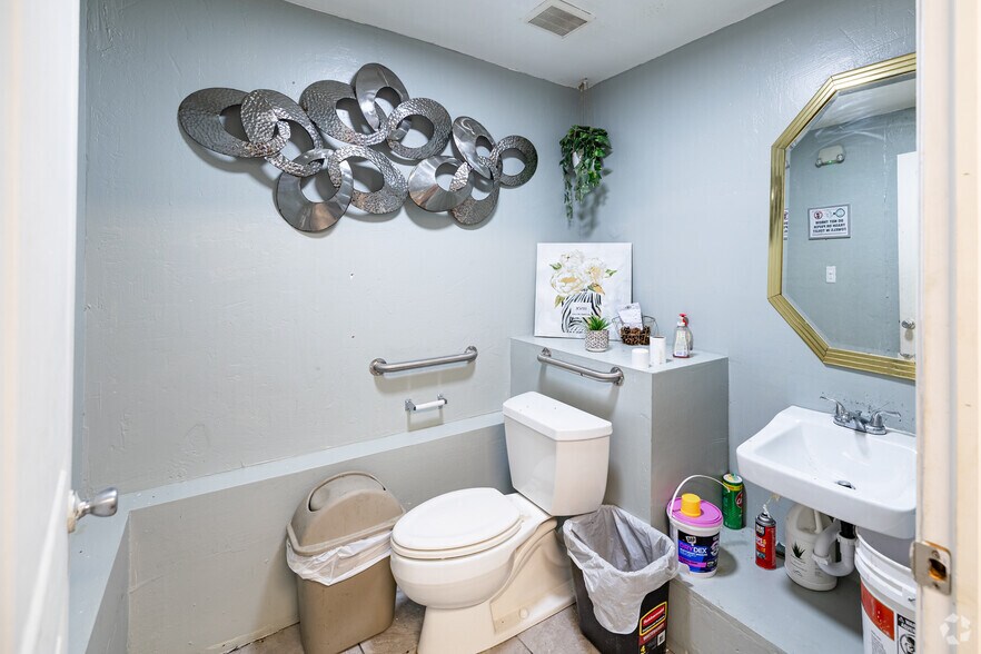 More Photos Of 2467-2469 Edison Ave, Fort Myers General Retail For Sale