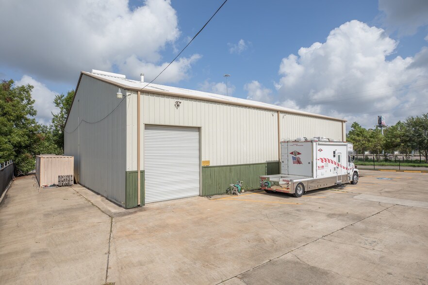 More Photos Of 6604 South Loop E, Houston Freestanding For Sale