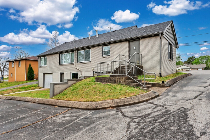 More Photos Of 1758 Memorial Dr, Clarksville Medical For Lease