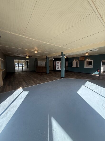 More Photos Of 2595 Avenue G NW, Winter Haven Showroom For Lease