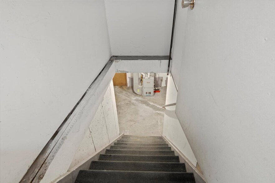 More Photos Of 48 Water St, Port Perry Storefront For Lease