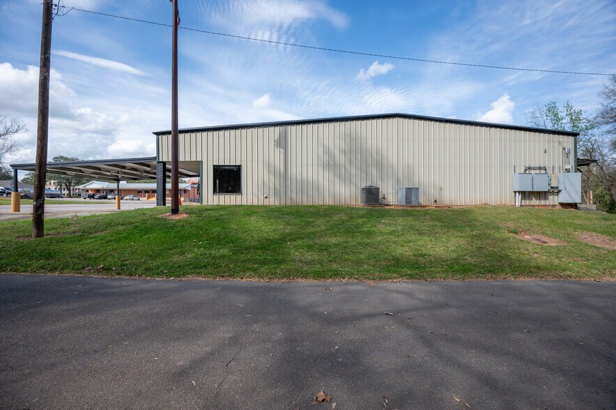 More Photos Of 211 S Magnolia St, Woodville Flex For Sale