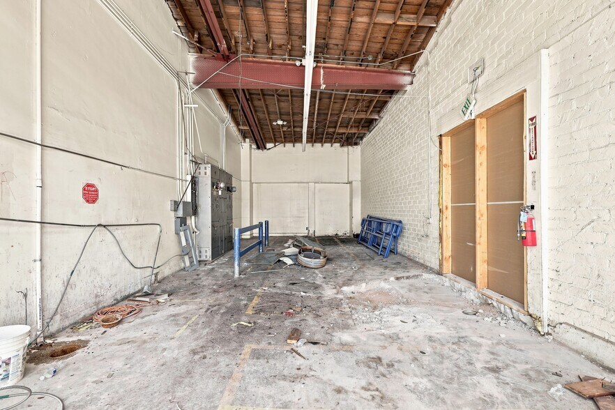 More Photos Of 6745 Van Nuys Blvd, Van Nuys Storefront Retail Office For Lease