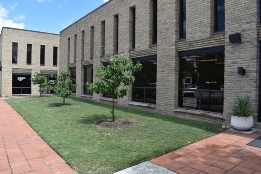 More Photos Of 8546 Broadway St, San Antonio Office Residential For Lease