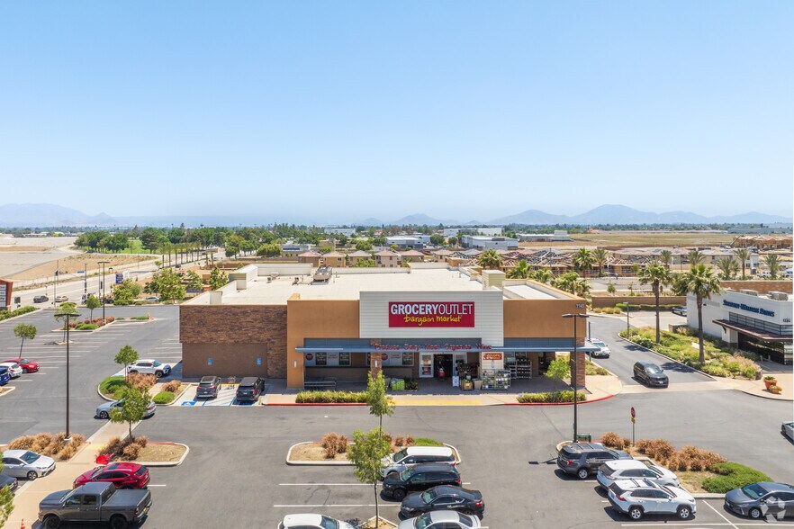 More Photos Of 1145 Renaissance Pky, Rialto Supermarket For Lease