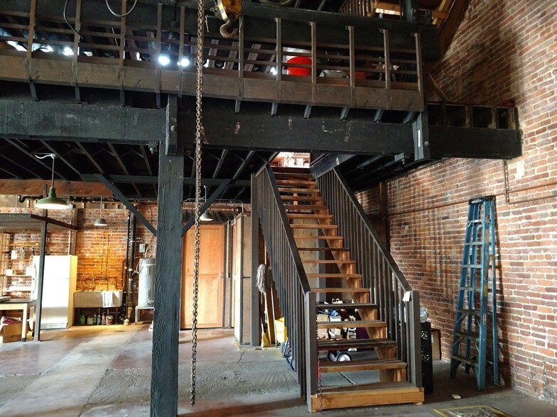 More Photos Of 221 Washington St, Oakland Light Manufacturing For Sale