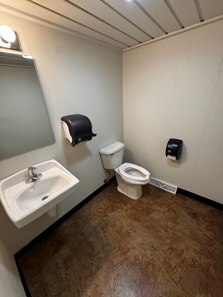 More Photos Of 147 Second Ave, Rochelle Warehouse For Lease