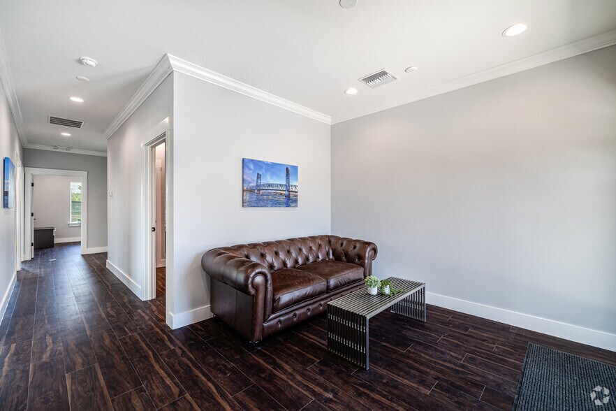 More Photos Of 1620 Corsair Ln, Middleburg Medical For Sale