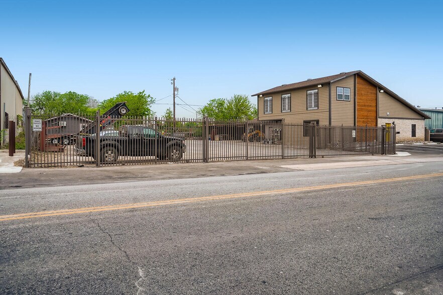 More Photos Of 11204 Bluff Bend Dr, Austin Light Manufacturing For Sale