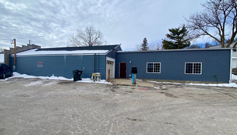 More Photos Of 330-336 E Main St, Twin Lakes General Retail For Lease