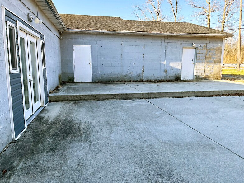 More Photos Of 4702-4704 Dupont Pky, Townsend Freestanding For Lease