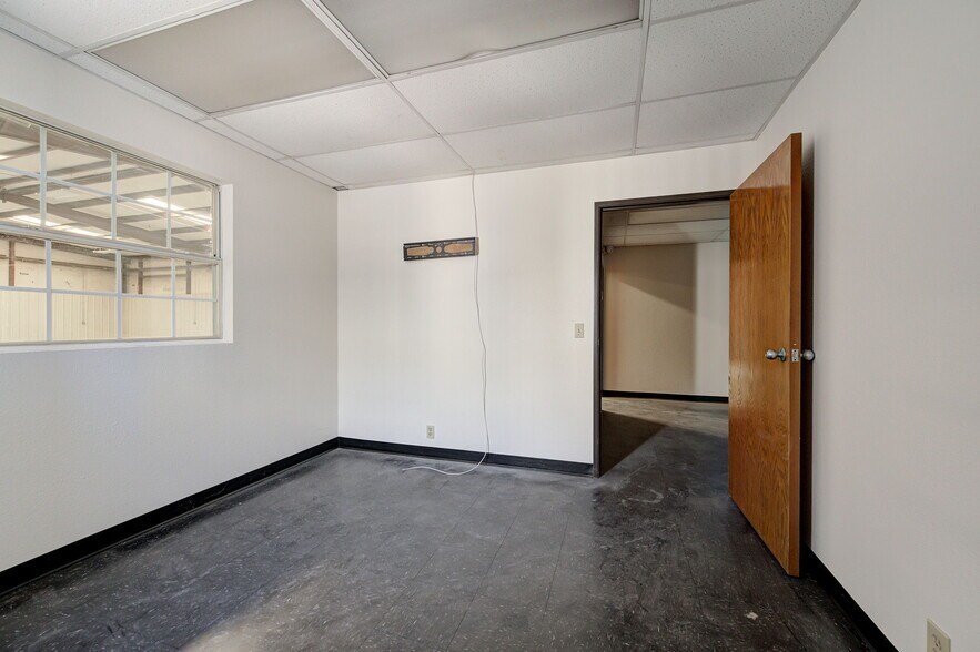 More Photos Of 412 Glade Ave, Oklahoma City Manufacturing For Lease