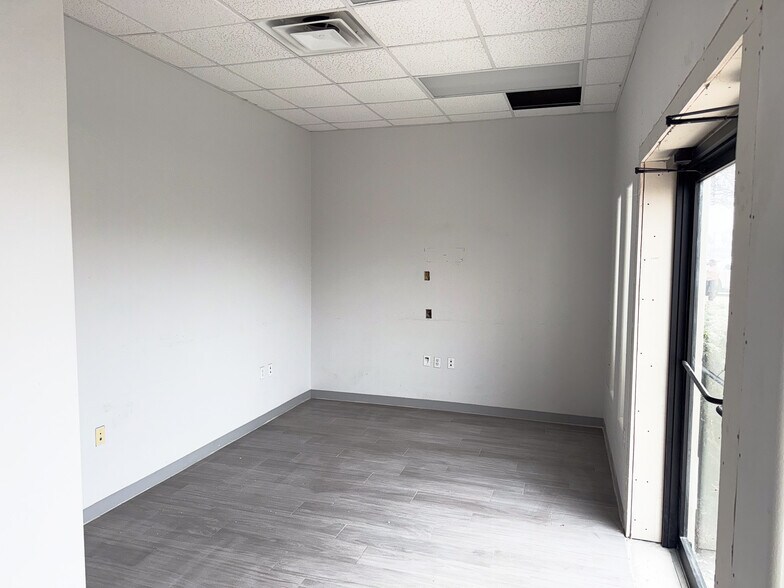 More Photos Of 909 Business Park Dr, Mission Office For Lease