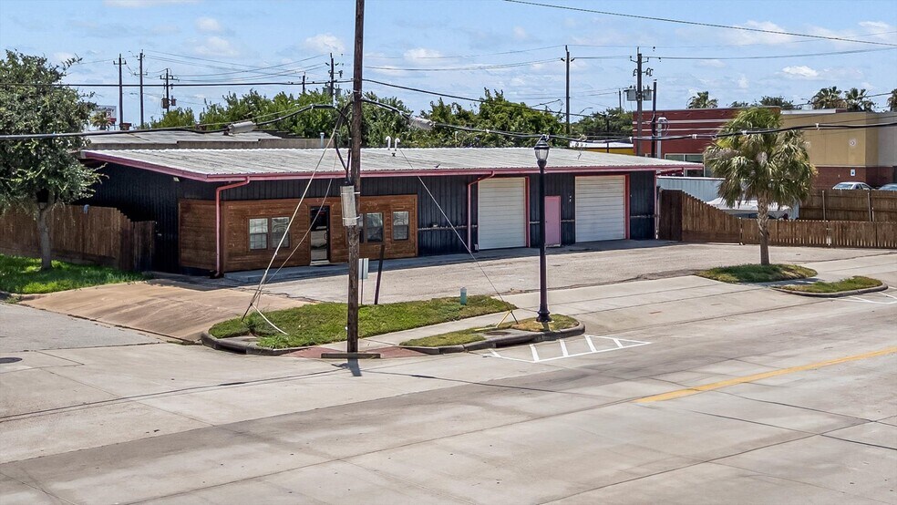 More Photos Of 902 51st St, Galveston Light Manufacturing For Sale