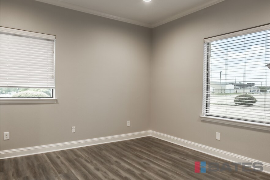 More Photos Of 198 Brothers Blvd, Red Oak Flex For Sale