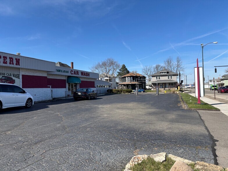 More Photos Of 927 W Columbia St, Springfield Carwash For Sale