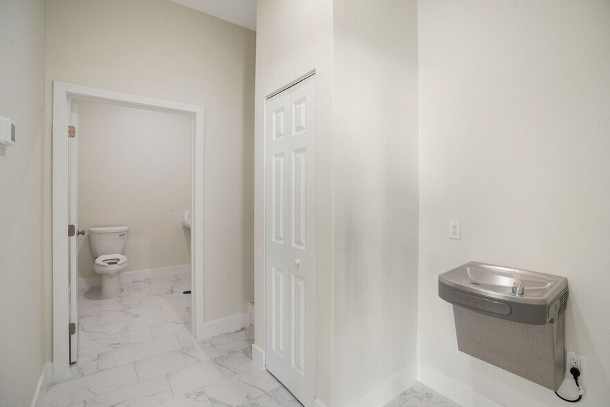 More Photos Of 6730 28th Street Cir E, Sarasota Warehouse For Sale