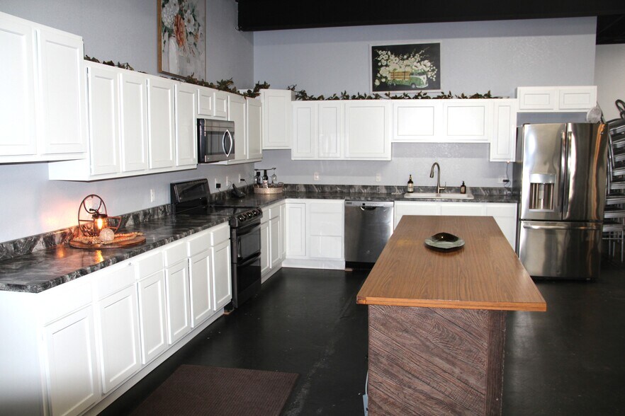 More Photos Of 446 S Main St, Winner General Retail For Sale