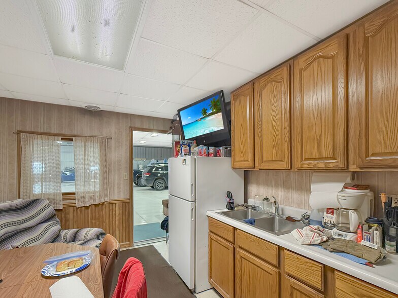 More Photos Of 2326 N Main St, Osceola Auto Repair For Sale