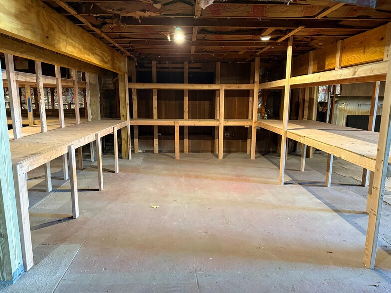 More Photos Of 64 E Washington Ave, Pleasantville Warehouse For Lease
