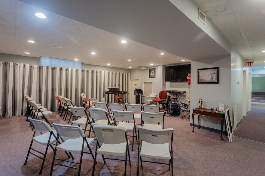 More Photos Of 406 W Spotswood Trl, Elkton Storefront For Sale