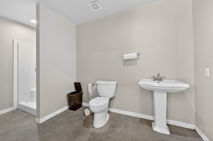 More Photos Of 15377 N Highway 34, Terrell Flex For Sale