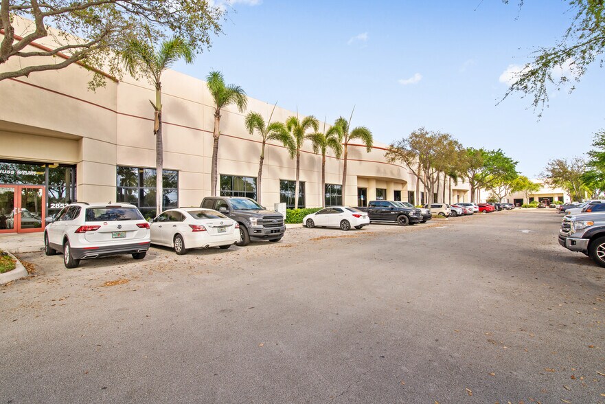 More Photos Of 2805-2889 N Commerce Pky, Miramar Distribution For Lease